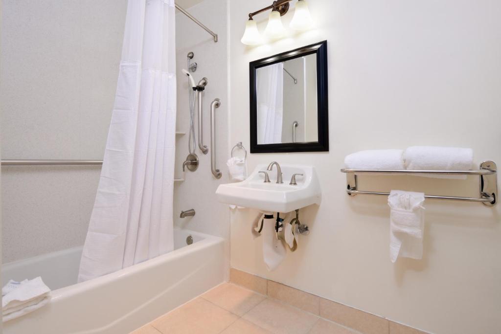 King Room with Bath Tub – Disability Access