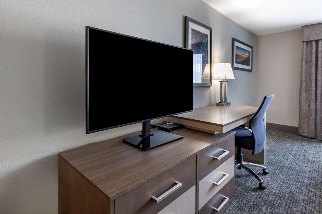 King Room with Single Sofa Bed – Non-Smoking