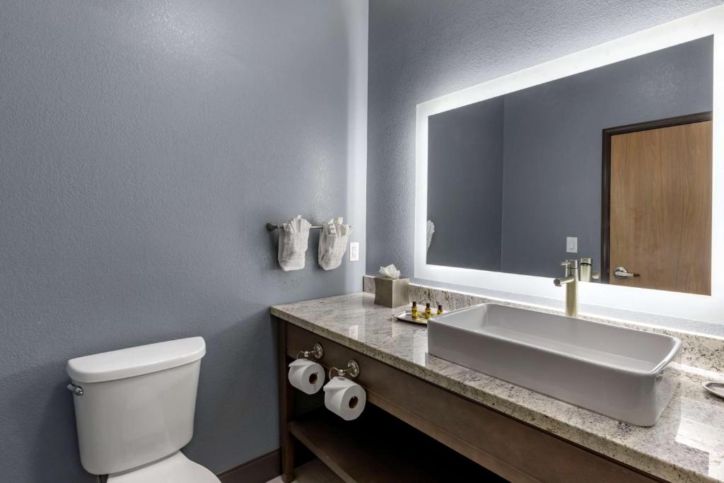 King Room with Single Sofa Bed – Non-Smoking