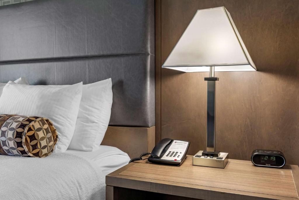 King Room with Single Sofa Bed – Non-Smoking