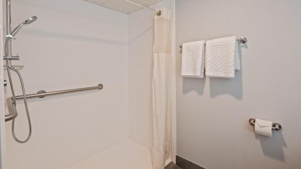 Queen Room with Two Queen Beds and Roll-In Shower- Mobility AccessNon-Smoking