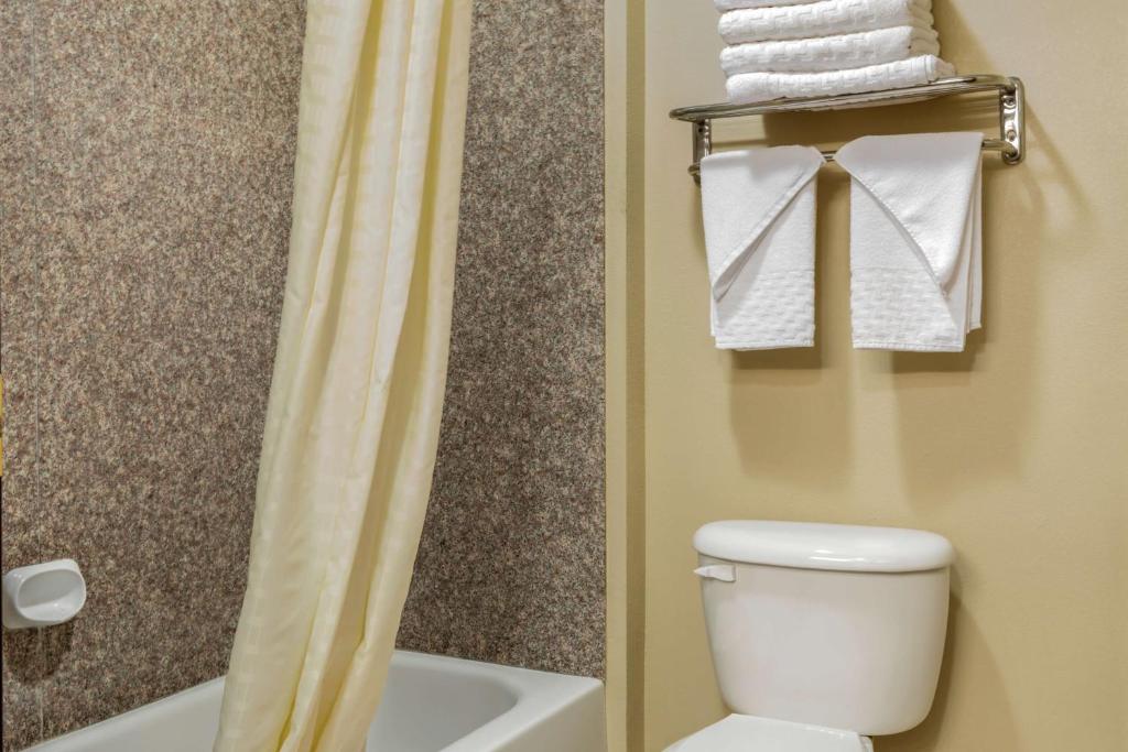 Queen Room with Three Queen Beds – Pet-FriendlyNon-Smoking