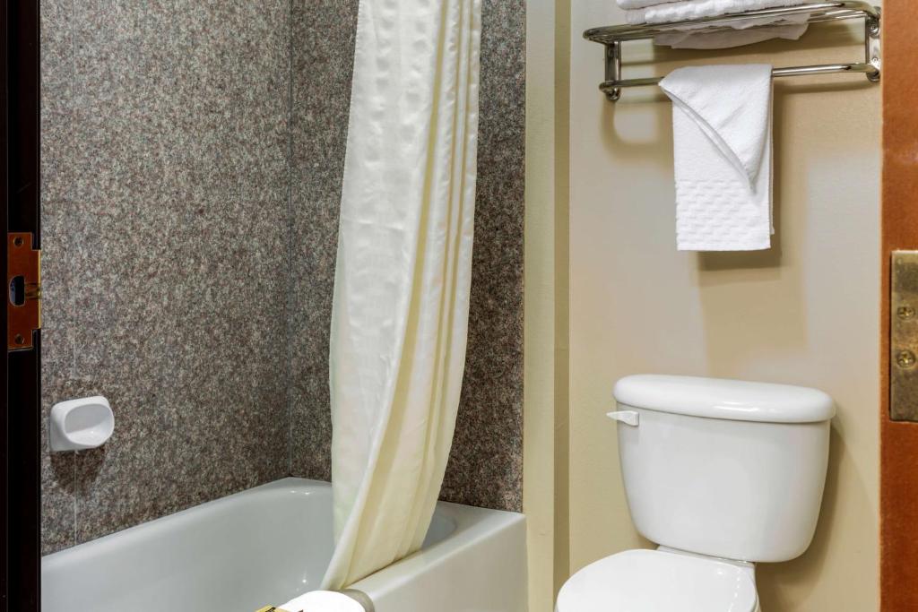 Queen Room with Two Queen Beds – Non-Smoking