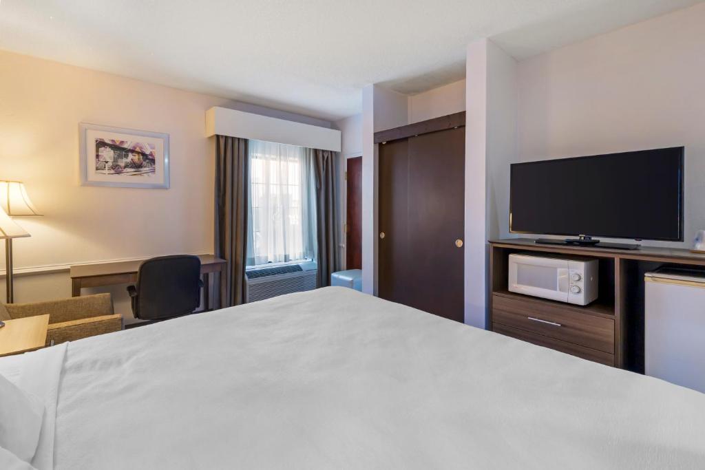 King Room with Bathtub – Mobility AccessibleNon-Smoking