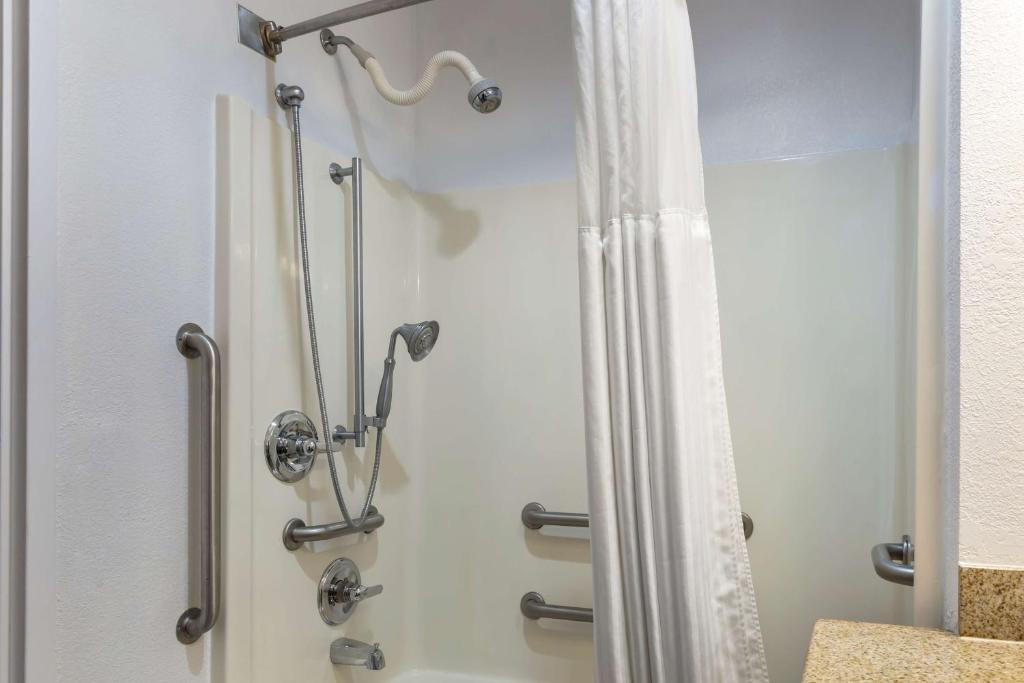 King Room with Bathtub – Mobility AccessibleNon-Smoking