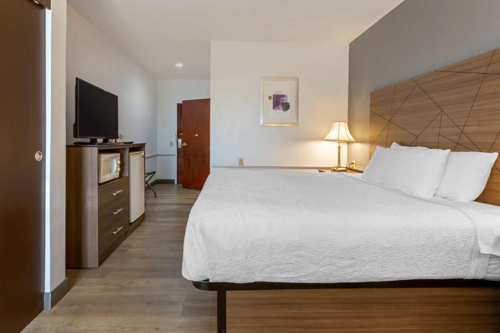 King Room with Roll-In Shower – Disability AccessNon-Smoking