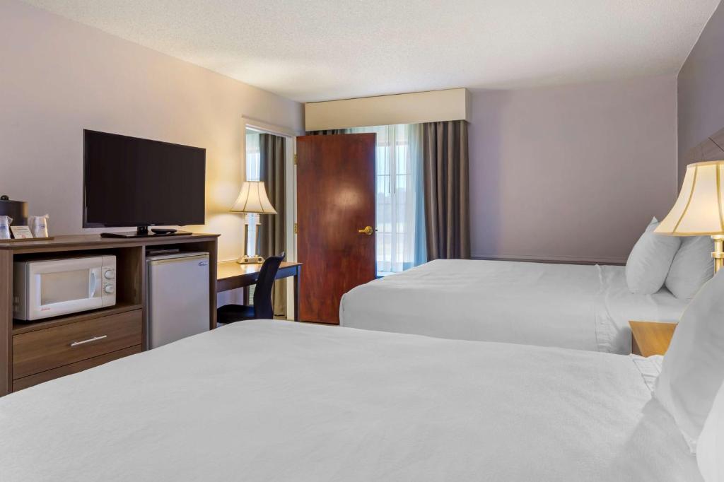 King Suite with Three King Beds and Sofa Bed – Non-Smoking