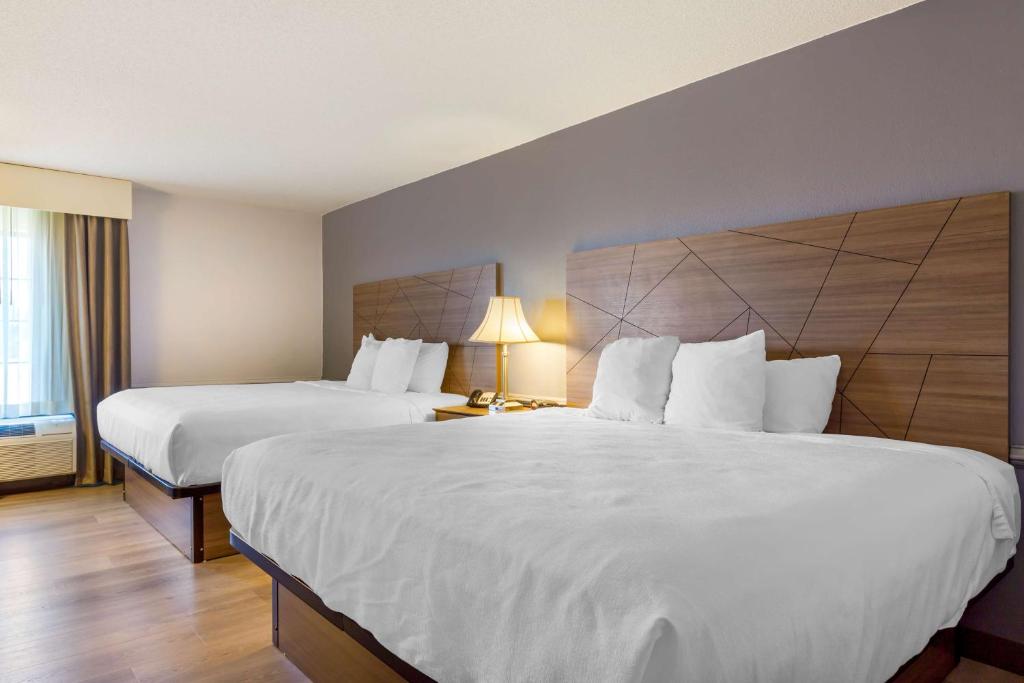 King Suite with Three King Beds and Sofa Bed – Non-Smoking