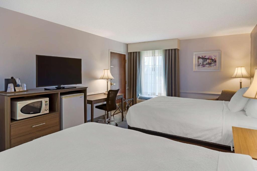 Queen Room with Two Queen Beds – Non-Smoking