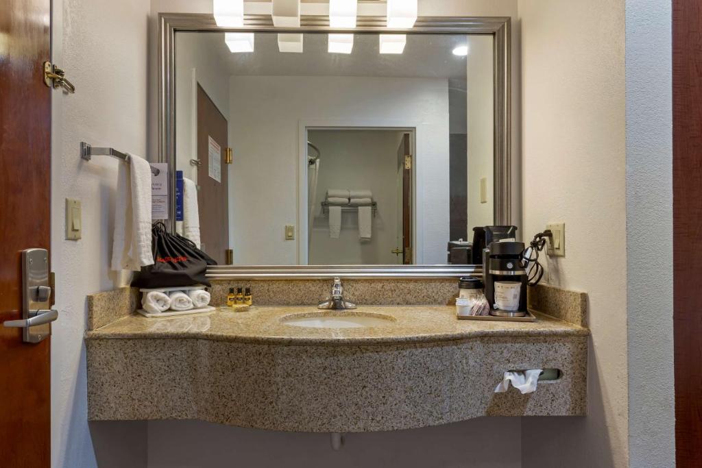 Queen Room with Two Queen Beds – Non-Smoking