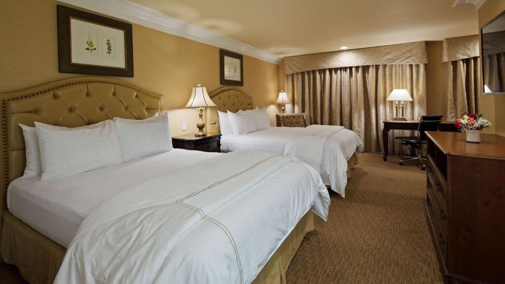 Double Room with 2 Double Beds – Non-Smoking