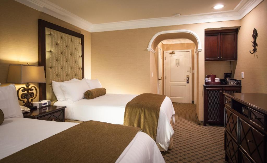 Double Room with 2 Double Beds – Non-Smoking