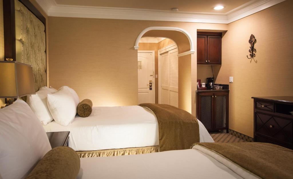 Double Room with 2 Double Beds – Non-Smoking