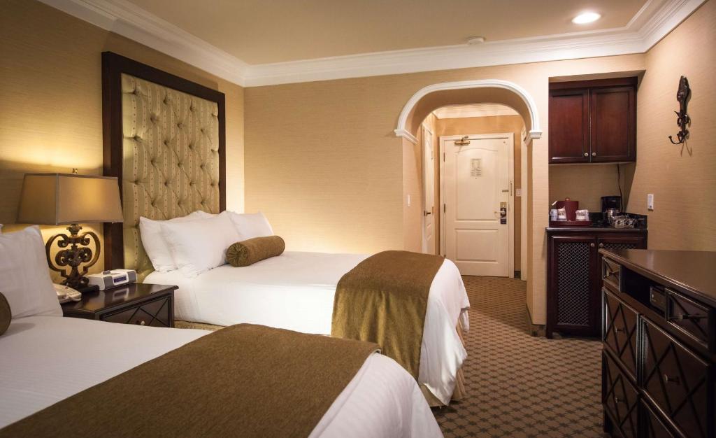 Double Room with 2 Double Beds – Non-Smoking