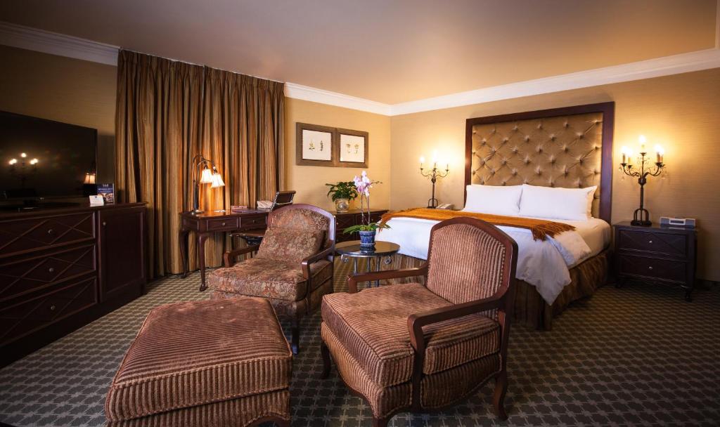 King Suite with City View and Balcony – Non-Smoking