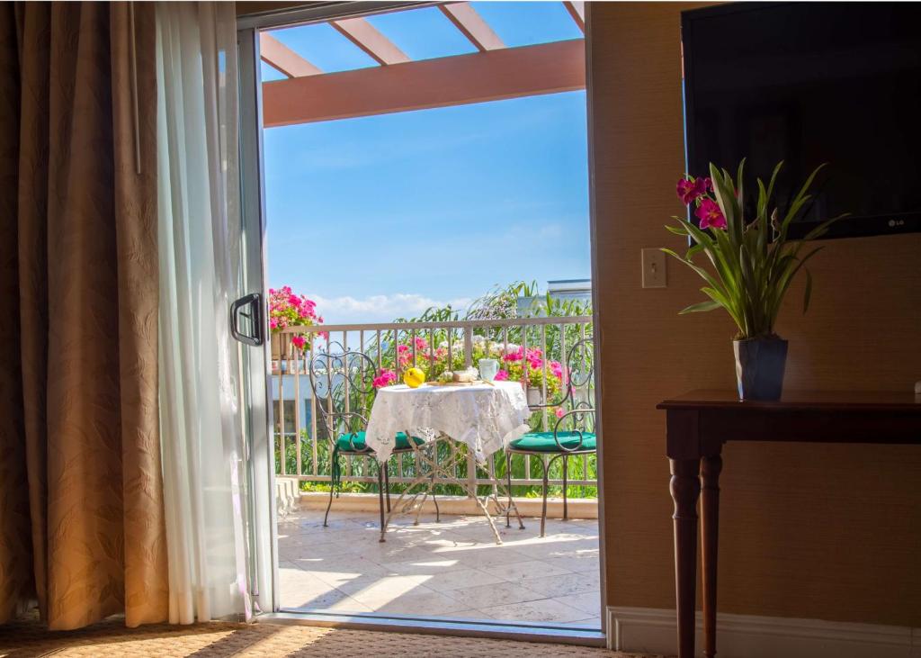 King Suite with City View and Balcony – Non-Smoking