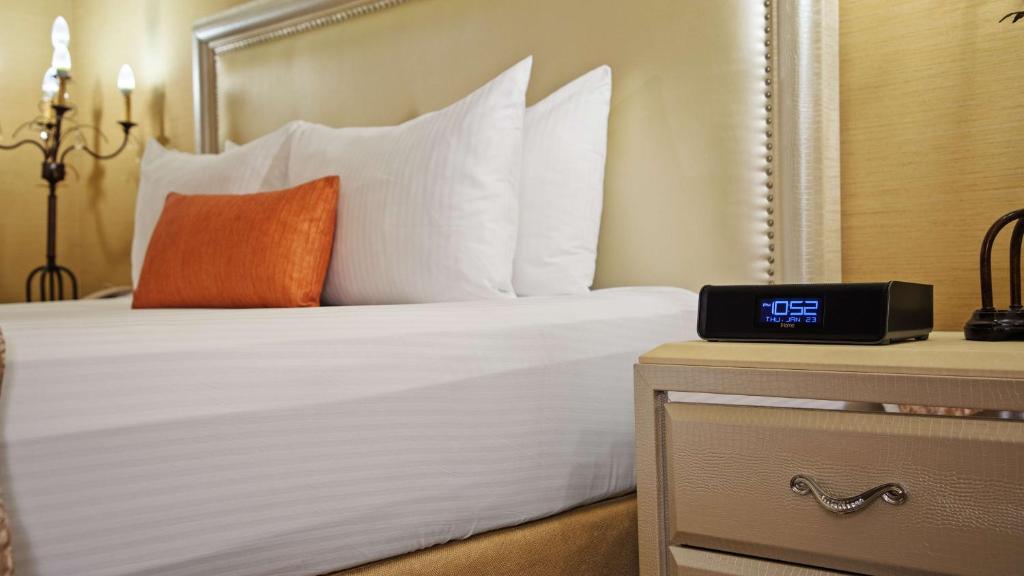 King Suite with City View and Balcony – Non-Smoking