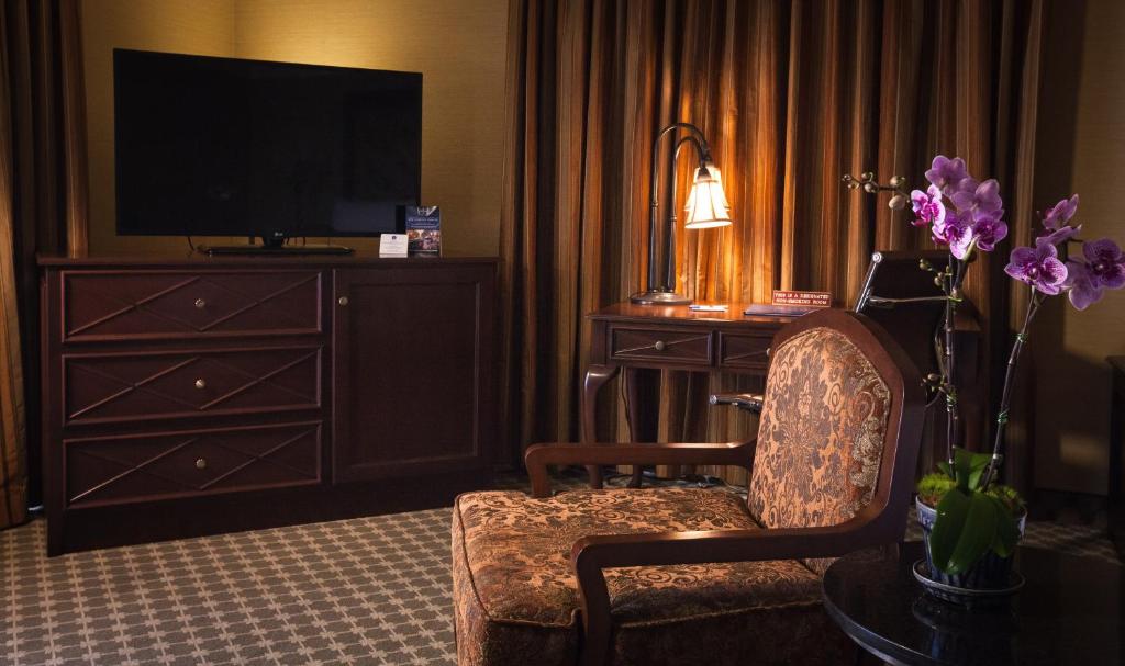 King Suite with City View and Balcony – Non-Smoking