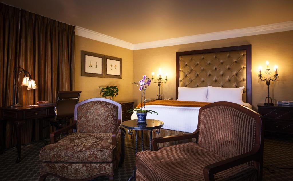 King Suite with City View and Balcony – Non-Smoking