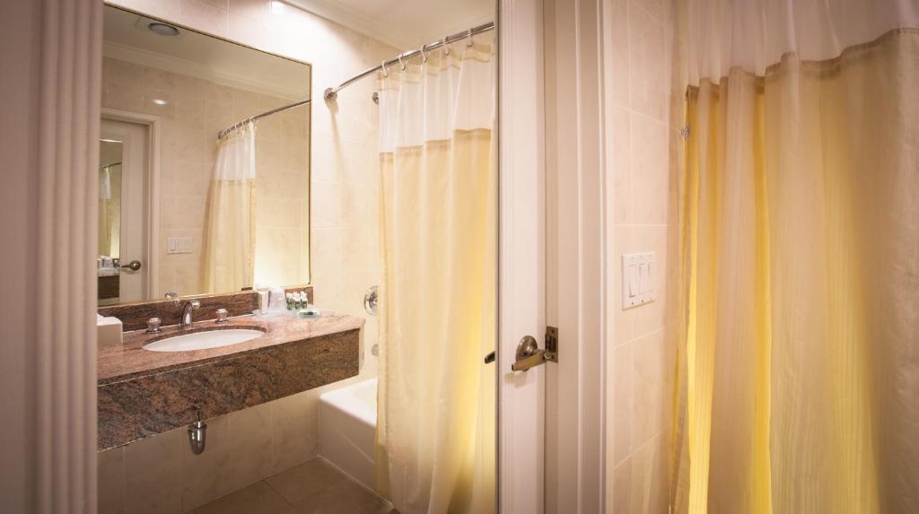 Queen Room with Two Queen Beds – Non-Smoking