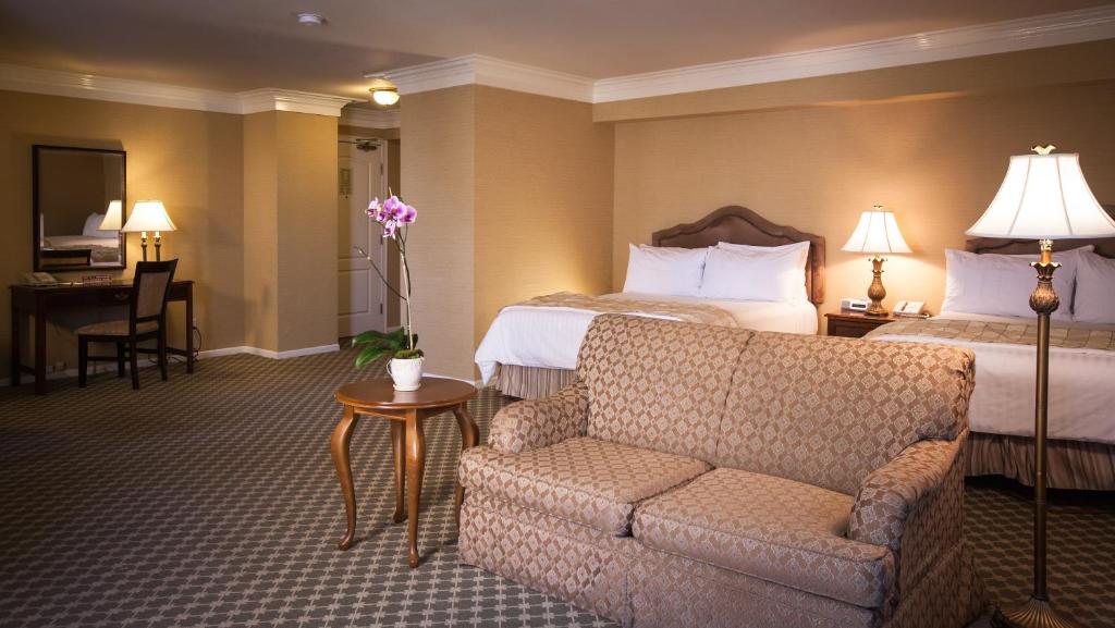 Queen Suite with Two Queen Beds and Balcony – Non-Smoking