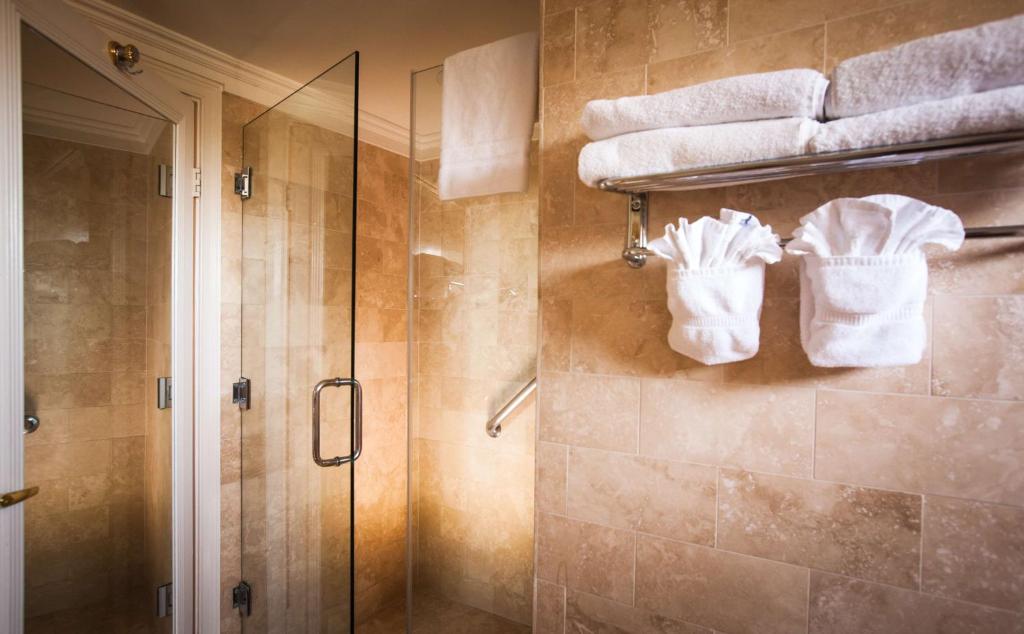 Queen Suite with Two Queen Beds and Balcony – Non-Smoking