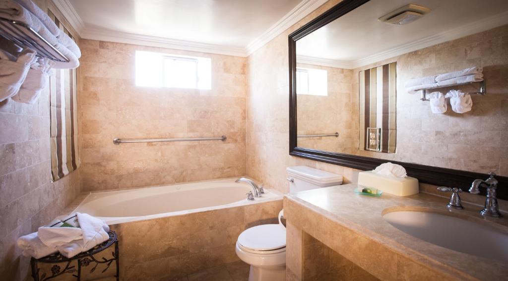 Queen Suite with Two Queen Beds and Balcony – Non-Smoking