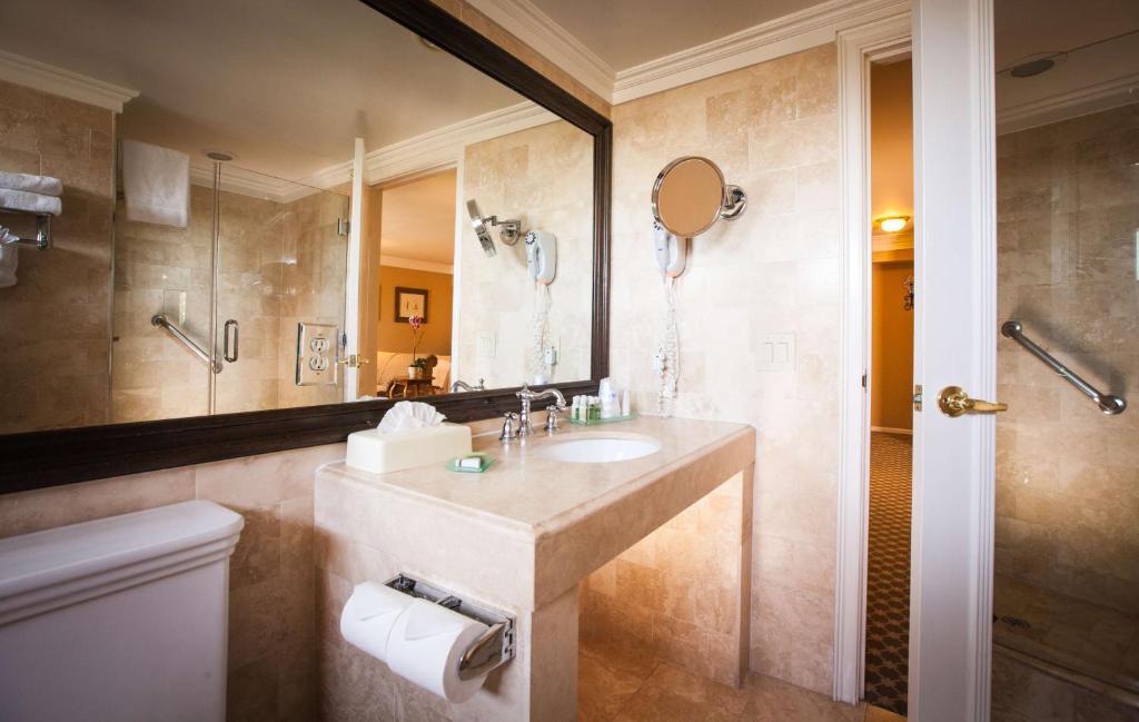 Queen Suite with Two Queen Beds and Balcony – Non-Smoking