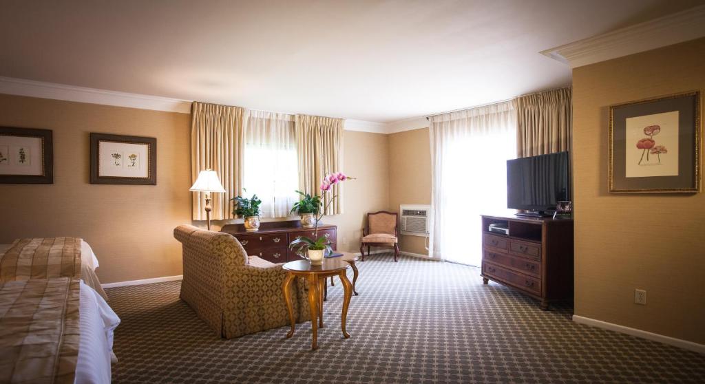 Queen Suite with Two Queen Beds and Balcony – Non-Smoking