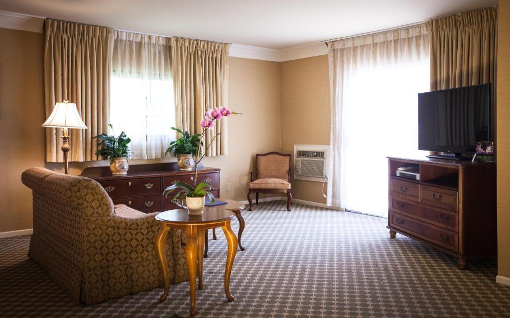 Queen Suite with Two Queen Beds and Balcony – Non-Smoking