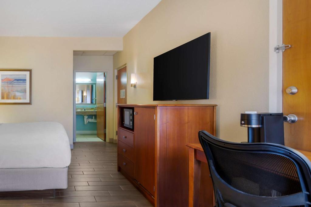 Queen Room with Two Queen Beds – Communication AssistanceNon-Smoking