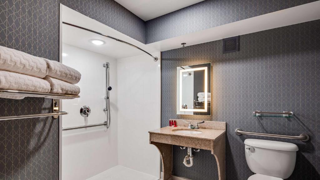 King Room with Mobility Accessible Tub