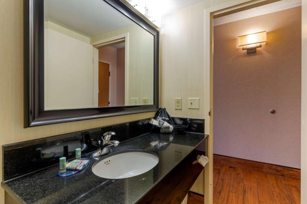 Queen Room with Two Queen Beds – Non-Smoking