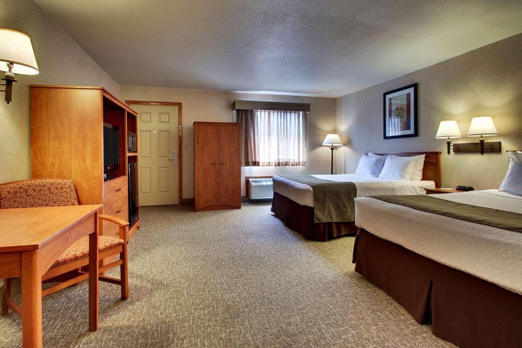 Queen Room with Two Queen Beds and Wet Bar