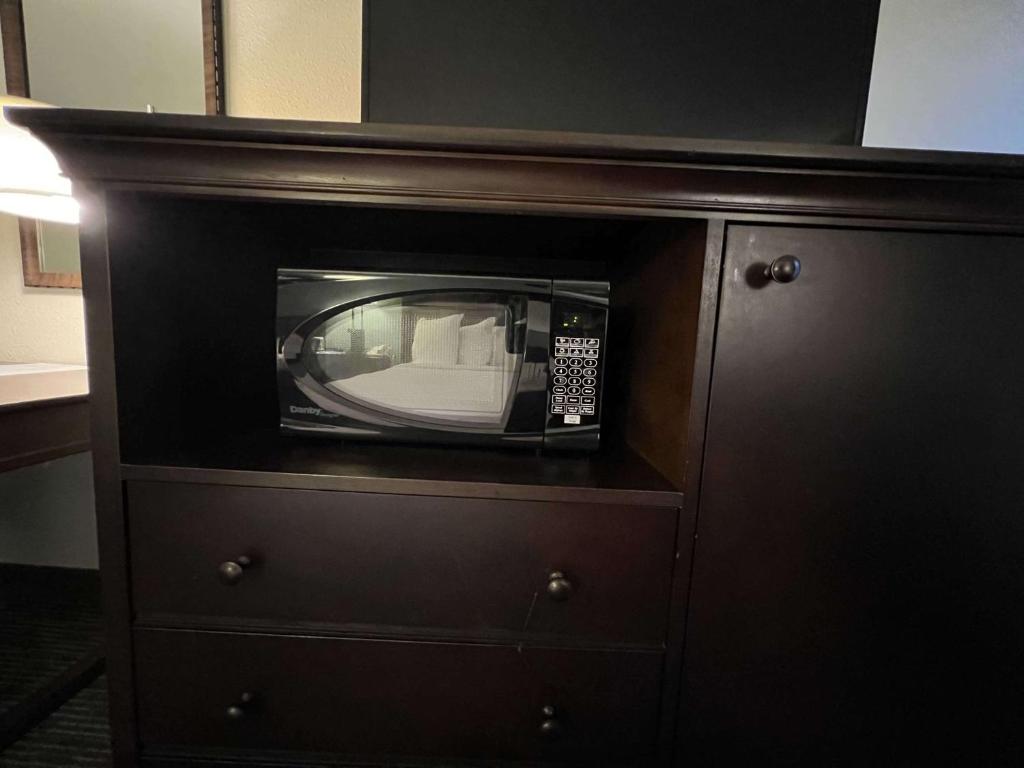 King Room with Mobility Accessible Walk-In ShowerNon-Smoking