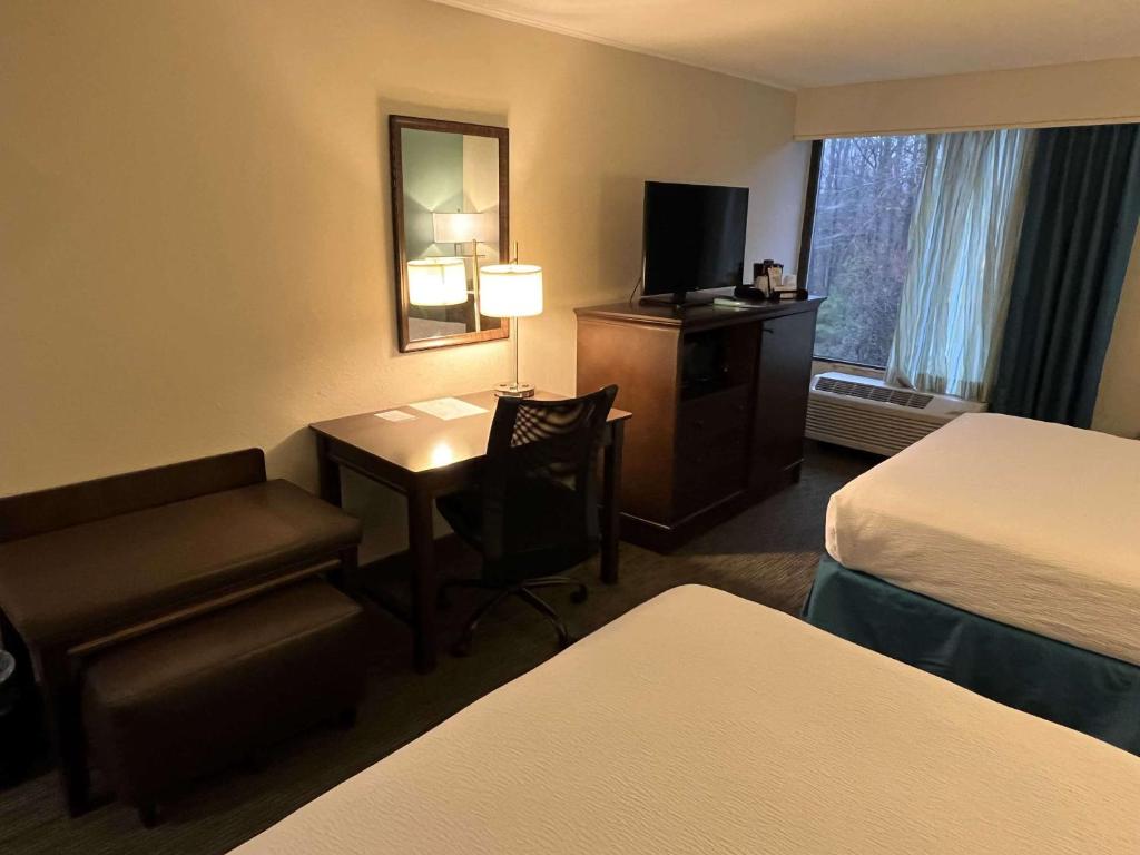 Queen Room with Two Queen Beds – Non-SmokingPet Friendly