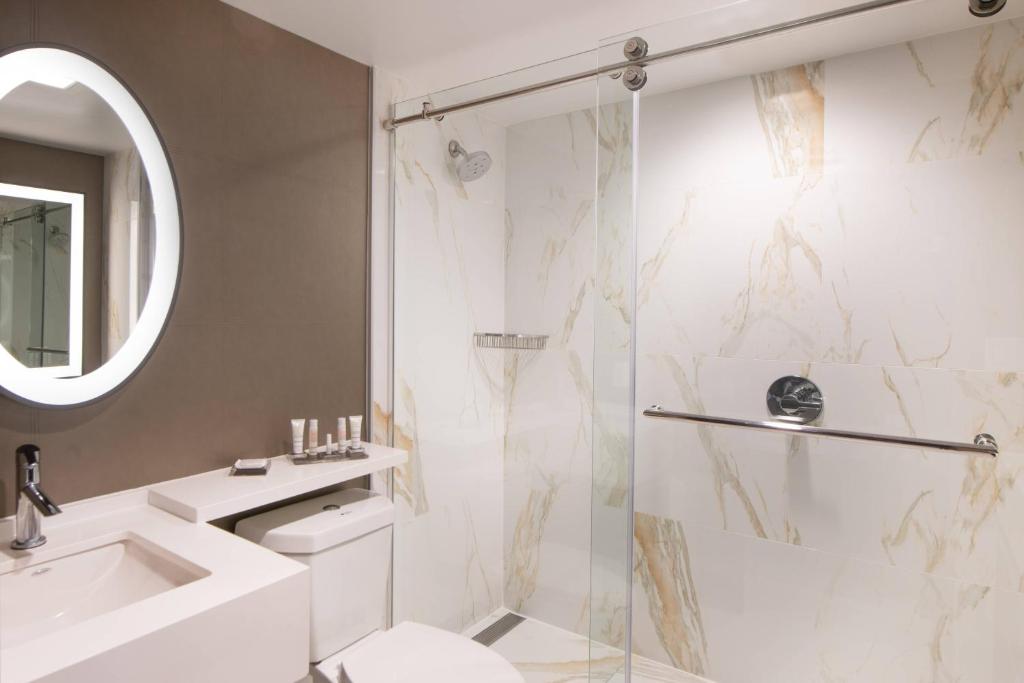 King Room with Adapted Tub – Mobility and Hearing Accessible