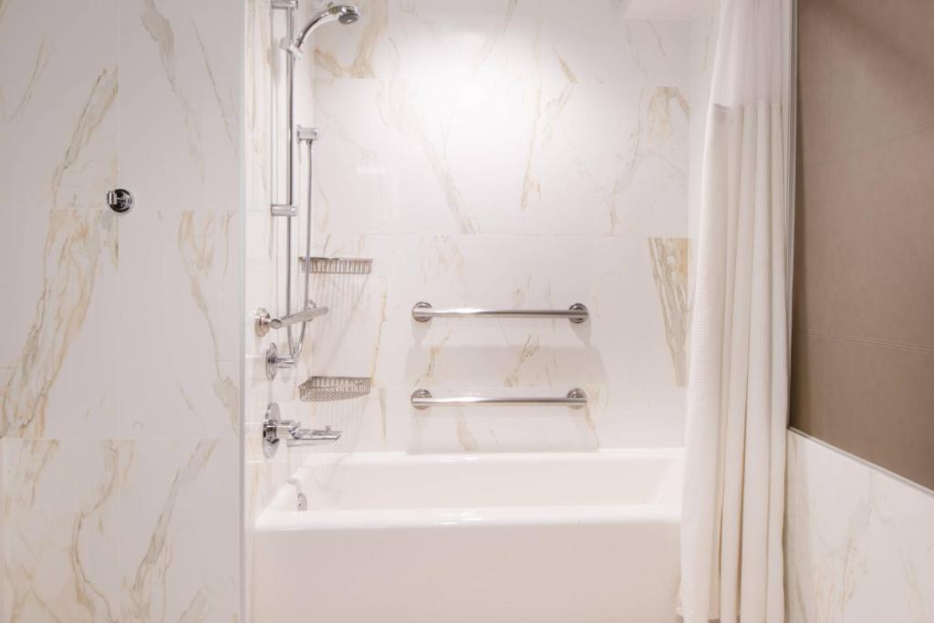 King Room with Adapted Tub – Mobility and Hearing Accessible