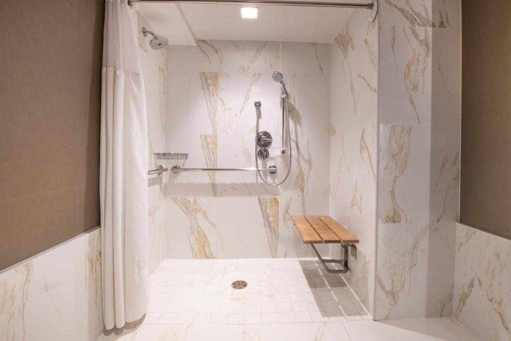 King Room with Adapted Tub – Mobility and Hearing Accessible