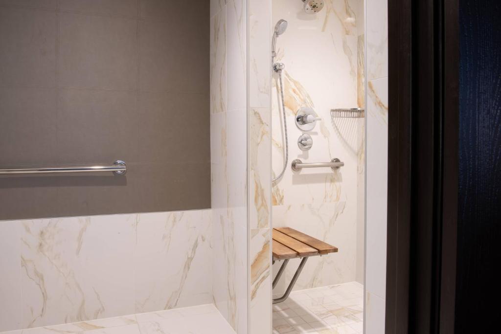 King Room with Adapted Tub – Mobility and Hearing Accessible