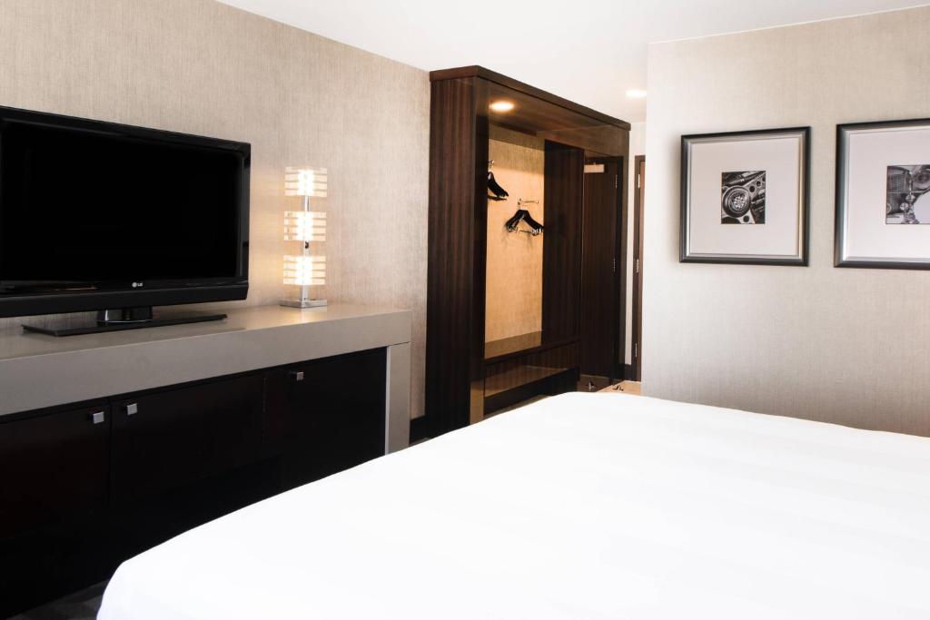 King Room with Adapted Tub – Mobility and Hearing Accessible