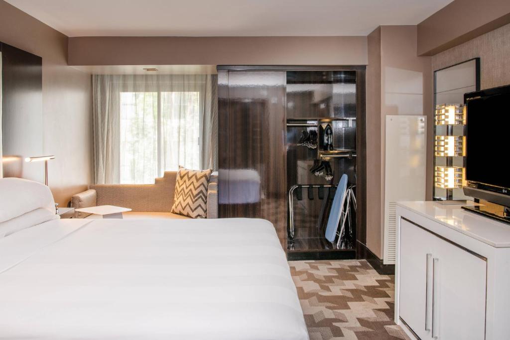 King Room with Adapted Tub – Mobility and Hearing Accessible