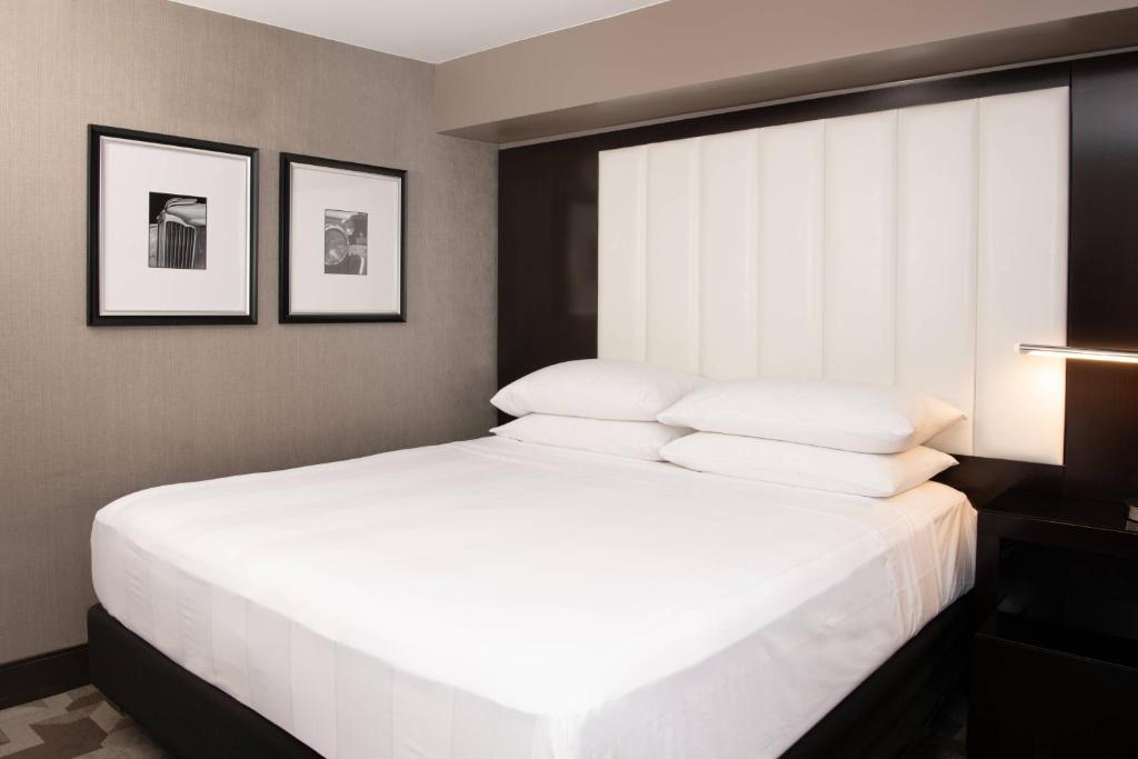 King Room with Adapted Tub – Mobility and Hearing Accessible