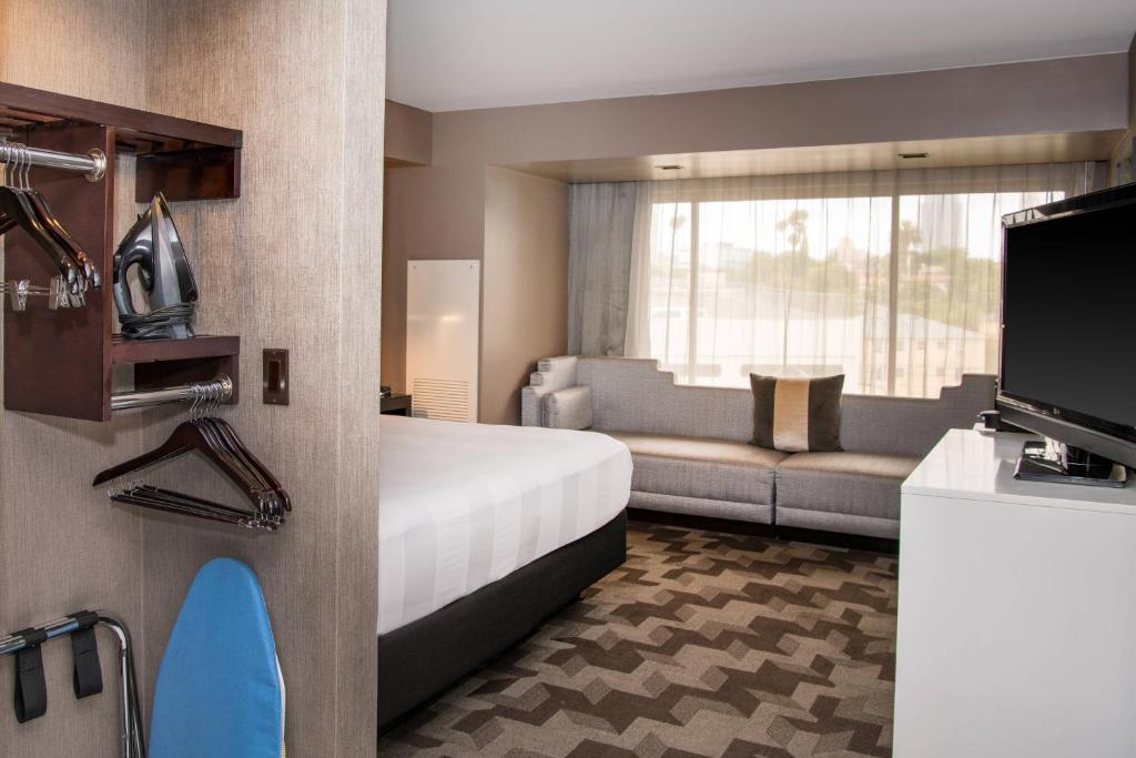 King Room with Adapted Tub – Mobility and Hearing Accessible