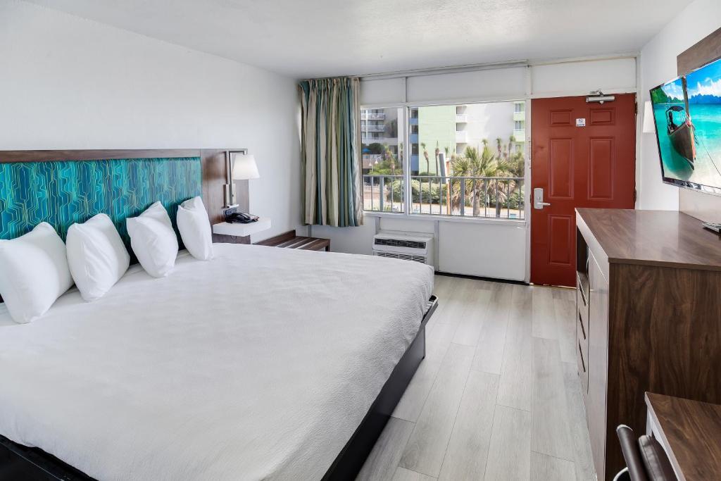 King Room – Non-Smoking with Partial Ocean View