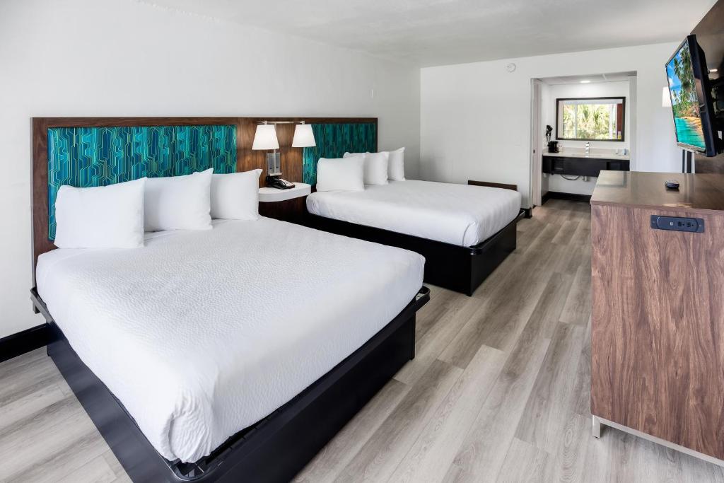 Queen Room with Two Queen Beds – Non-Smoking with Partial Ocean View