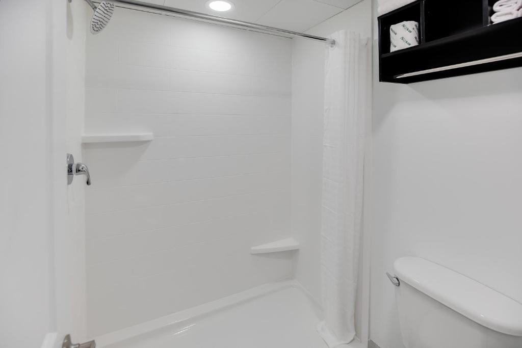 Queen Room with Two Queen Beds – Non-Smoking with Partial Ocean View