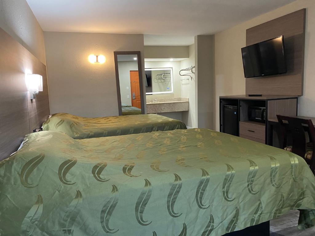 Queen Room with Two Queen Beds – Non-Smoking