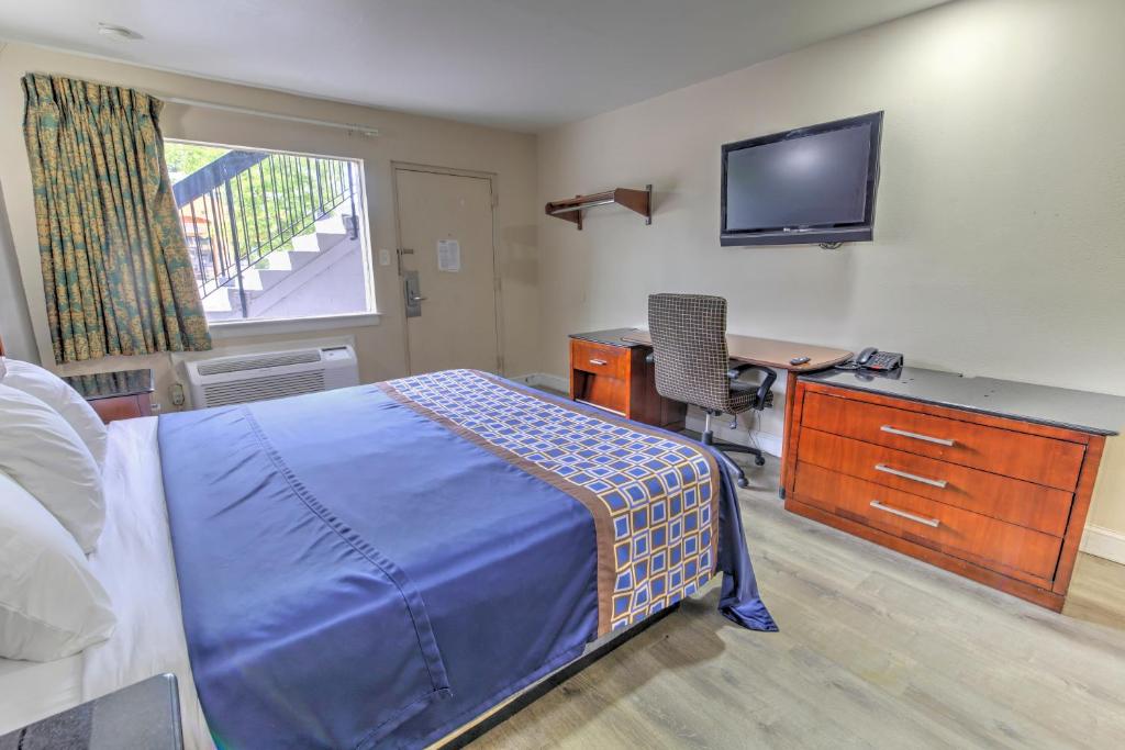 King Room with Kitchenette – Non-Smoking