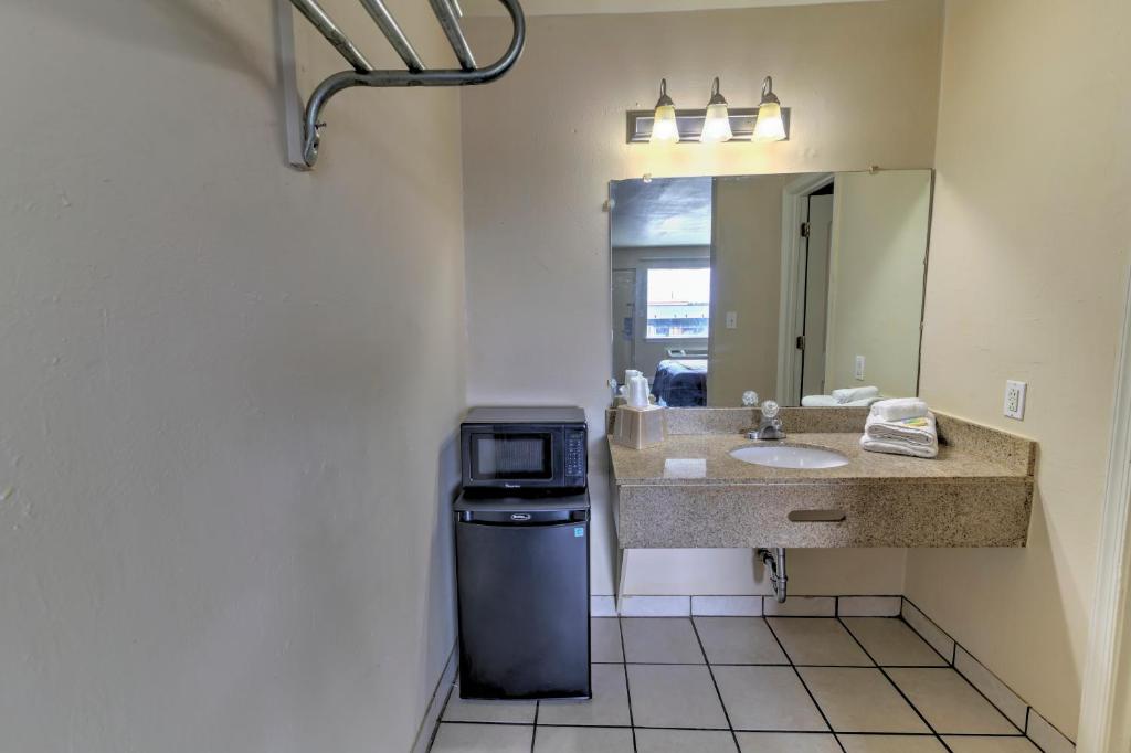 Standard King Room – Smoking